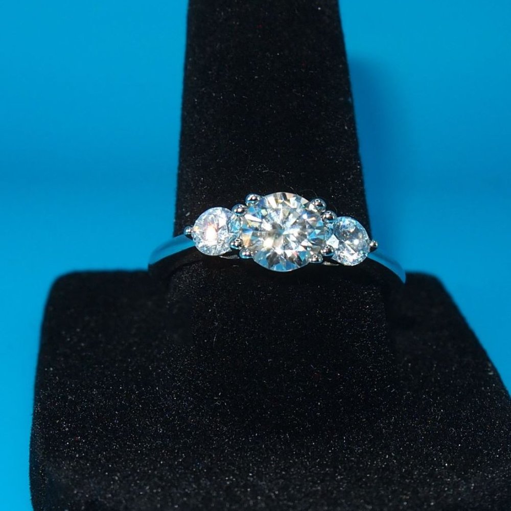 Beautiful GRA Certified 2.00ctw Moissanite Diamond, 3 Stone Bridal Ring Platinum - Picture 3 of 8